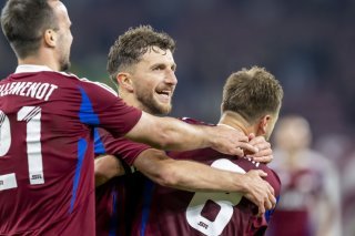 Les Servettiens (ici Jérémy Guillemenot, Miroslav Stevanovic et Timothé Cognat, de g. à dr.), sont prêts à en découdre avec Lucerne. KEYSTONE/MARTIAL TREZZINI